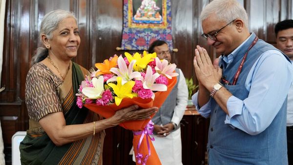 ஆபீஸ் வந்ததும் முகமெல்லாம் சிரிப்பு.. 2வது முறையாக நிதியமைச்சராக பொறுப்பு ஏற்றார் நிர்மலா சீதாராமன்