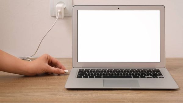 உயிரை பறித்த லேப்டாப்.. சார்ஜ் செய்ய முயன்ற பெண் மின்சாரம் தாக்கி பலி.. விருதுநகரில் என்ன நடந்தது?