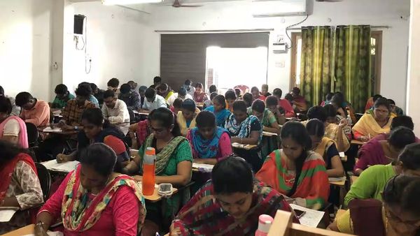 மாதம் ரூ.1000 உதவித்தொகை + கணினி + தட்டச்சு பயிற்சி.. போட்டி தேர்வுக்கு இலவசமாக ரெடியாகலாம் - அரசு