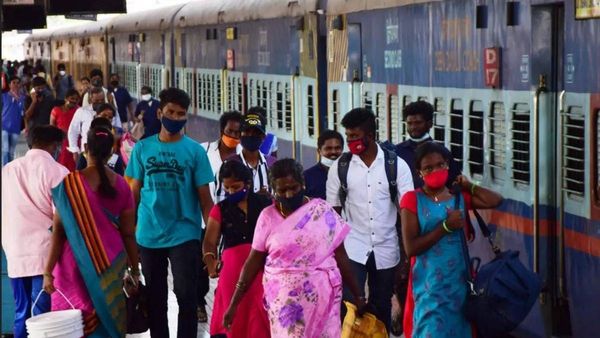 சாதாரண டிக்கெட் வாங்கி.. ரிசர்வ் பெட்டிகளில் ஏறி.. சென்னை சென்ட்ரலில் ஒரே அட்டகாசம்.. யாருனு பாருங்க