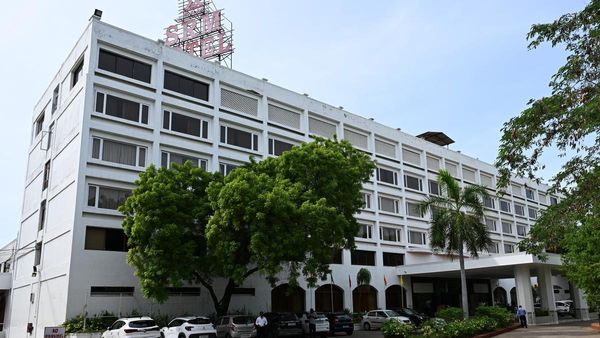 எஸ்ஆர்எம் ஹோட்டல் விவகாரம்! பாரிவேந்தருக்காக பஞ்சாயத்து செய்யும் அண்ணாமலை! தமிழக அரசு சொல்வதென்ன?