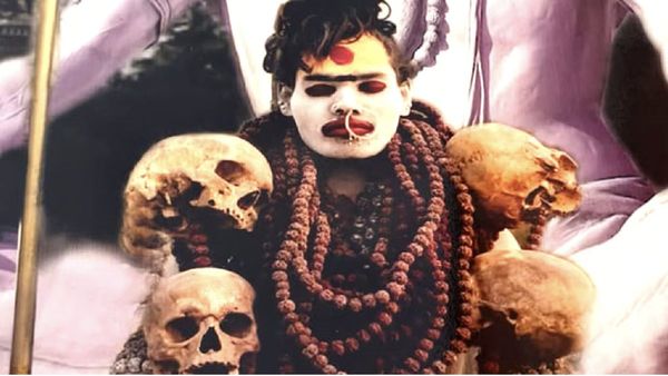 மண்டை ஓடுகளுடன் நின்ற கார்! 