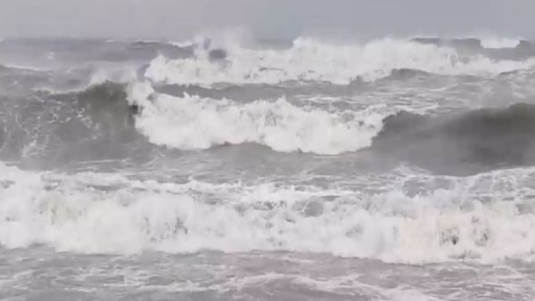 4 மாவட்டங்களில் கள்ளக்கடல் நிகழ்வு! எச்சரிக்கையை மீறி குமரி கடலில் குளிக்கும் சுற்றுலா பயணிகள்