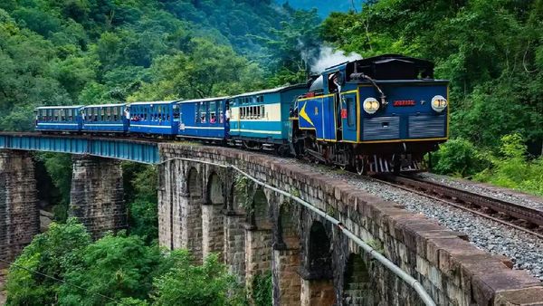 மேட்டுப்பாளையம்- குன்னூர் மலை ரயிலுக்கு 125 வயது! 16 குகைகள், 250 பாலங்களை கடக்கும் சூப்பர் ரயில்