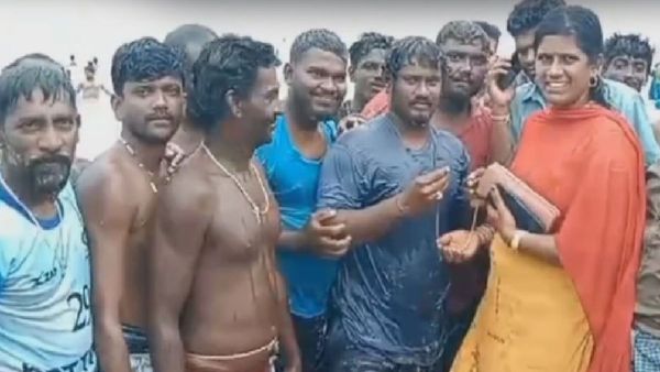 5 சவரன் தங்கம்.. கடலில் மூழ்கி தேடி கொடுத்த சிப்பி அரிக்கும் தொழிலாளர்கள் & கடல் பாதுகாப்பு படையினர்