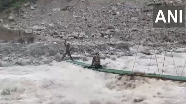 சிக்கிமில் வெள்ளம்.. வெறும் 48 மணி நேரத்தில் தொங்கு பாலம் கட்டி அசத்திய ராணுவத்தினர்! வீடியோ