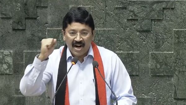 ‛உதயநிதி ஸ்டாலின் வாழ்க.. வேண்டாம் நீட், Ban நீட்’.. பதவியேற்பின்போது குரல் எழுப்பிய தயாநிதி மாறன்