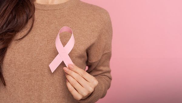 மார்பகத்தில் ஆரஞ்ச் பழத்தோல் போல் சொரசொரப்பாக இருக்கிறதா? உடனே டாக்டரை பாருங்கள்