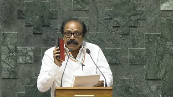 ‛‛பதவியேற்பில் தமிழ் புறக்கணிப்பு’’.. தெலுங்கில் உறுதிமொழி ஏற்ற கிருஷ்ணகிரி காங்கிரஸ் எம்பி!