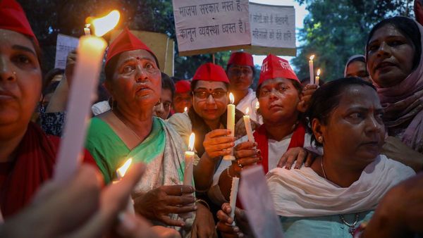 கணவனை கடைக்கு அனுப்பிவிட்டு.. மனைவியை பலாத்காரம் செய்த நண்பர்கள்.. 1.5 கி.மீ தூர அரை நிர்வாண அவலம்