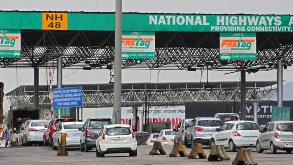 நாடு முழுக்க சுங்க சாவடிகளில் கட்டண உயர்வு அமலானது.. தமிழகத்தில் 36 சுங்க சாவடிகளில் கட்டணம் உயர்வு!