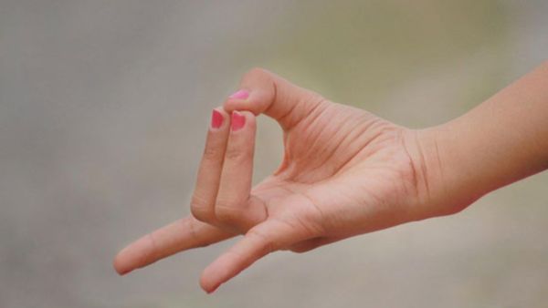 குளிக்கும் போது மோதிர விரலால் 