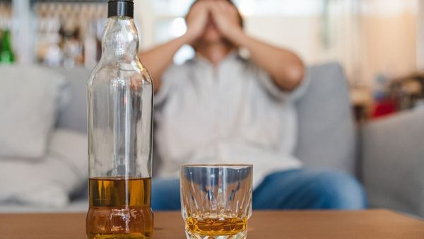 டாஸ்மாக் மதுவை விட கள்ளச்சாராயம் ஏன் ஆபத்து? உயிரை பறிக்கும் என தெரிந்தும் மக்கள் அதை குடிப்பது ஏன்?