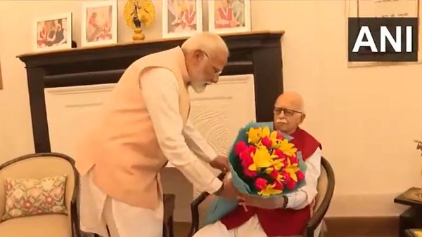 திடீரென அத்வானி, முரளி மனோகர் ஜோஷியை சந்தித்து வாழ்த்து பெற்ற மோடி! சறுக்கல் தந்த பாடமா?