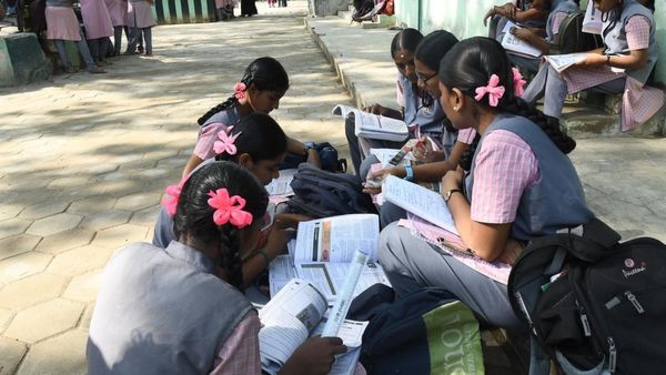 பெற்றோர்கள் இனி ஹாப்பி.. நாளை முதல் தமிழகத்தில் பள்ளிகள் திறப்பு! ஏற்பாடுகள் அனைத்தும் தயார்..!