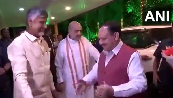 லைட்டா அட்ஜஸ்ட் பண்ணிக்கோங்க.. அமித்ஷா, ஜேபி நட்டாவை வரவேற்ற சந்திரபாபு நாயுடுவுக்கு நடந்த பரிதாபம்