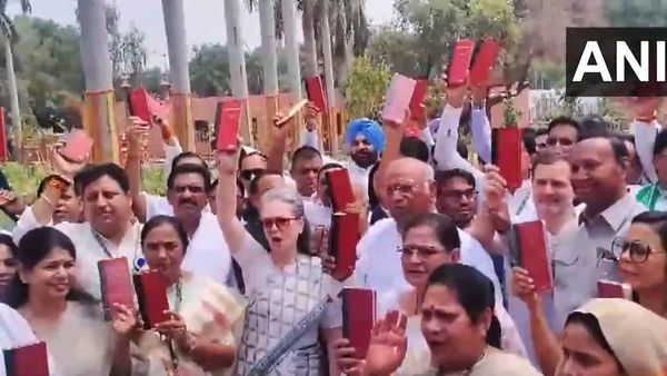 18-வது லோக்சபா கூட்டம்: சம்பவம் நெ.1.. அரசியல் சாசனத்துடன் 