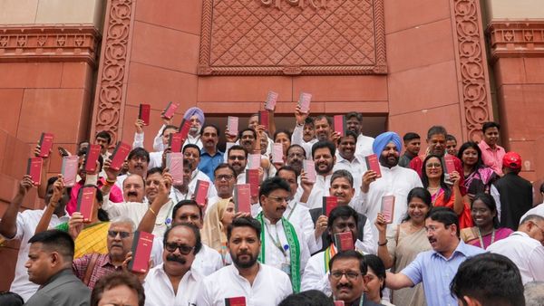 அரசியலமைப்பு புத்தகத்தை ஏந்தி பதவியேற்றுக்கொண்ட தமிழக எம்பிக்கள்! உற்று கவனித்த பாஜக!