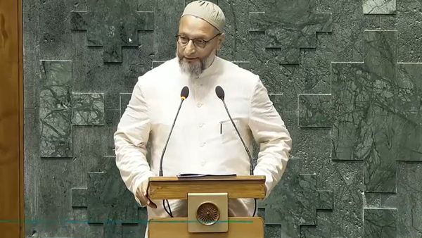 “ஜெய் பீம்.. ஜெய் பாலஸ்தீனம்..” என முழக்கமிட்டு பதவியேற்ற அசாதுதீன் ஓவைசி!