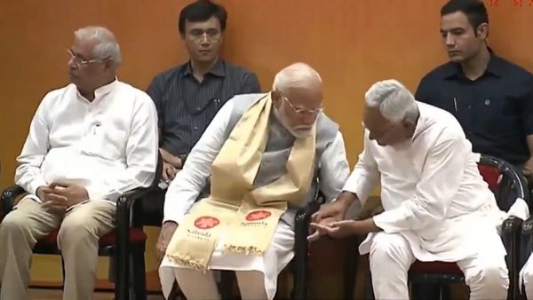 முன்னாடிலாம் இப்படி பண்ண முடியுமா? ஸ்டேஜில் மோடி இருக்கும் போதே.. கையை இழுத்து.. நிதிஷ் ஷாக் சம்பவம்