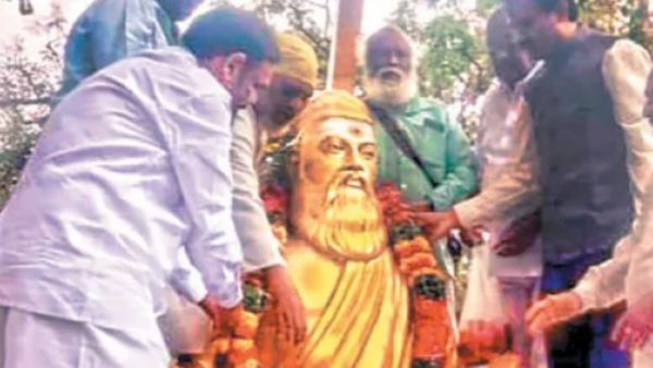 கர்நாடகா: திருவள்ளுவர் சிலை அவமரியாதை- சுத்தம் செய்வதாக விபூதி, குங்குமம்- தமிழ்ச் சங்கம் கண்டனம்