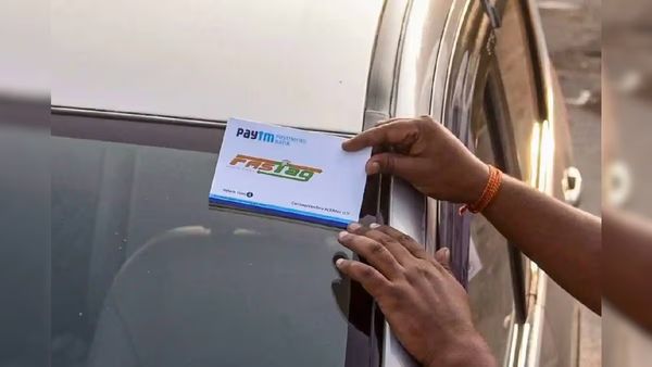 பாஸ்டேக் ஸ்டிக்கர் இருந்தாலும் சுங்கச்சாவடியில் இனி இரண்டு மடங்கு கட்டணம்.. இந்த தப்பை செஞ்சுடாதீங்க