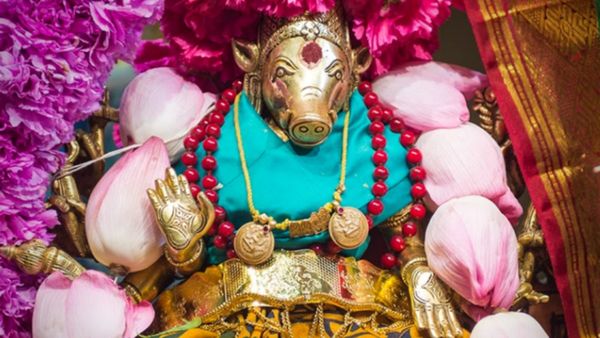 இரவில் வாராஹி அம்மனை வழிபட காரணம் என்ன? யாரெல்லாம் வாராகியை வணங்கலாம்? ஏகப்பட்ட பலன்