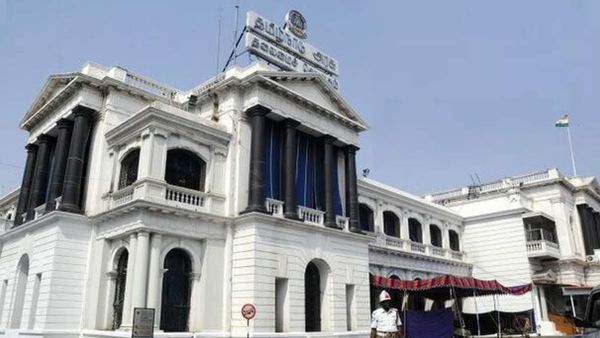 தமிழகத்தில் 10 மாவட்ட ஆட்சியர்கள் இடமாற்றம்.. நீலகிரி ஆட்சியராக லட்சுமி பவ்யா நியமனம்.. அரசு அதிரடி