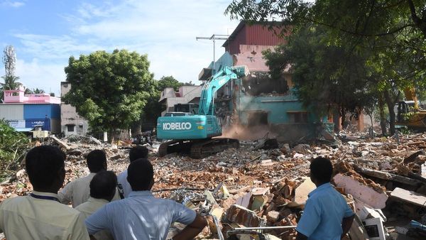 சென்னை புழலுக்கு காலையிலேயே பொக்லைனுடன் சென்ற அதிகாரிகள்.. தரைமட்டமான 73 ஆக்கிரமிப்பு வீடுகள்