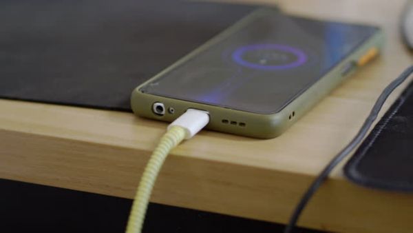 செல்போன் சார்ஜ் போடுறீங்களா? இந்த தவறை மட்டும் செய்யாதீங்க.. பெங்களூரில் இளைஞரின் உயிரே போச்சு