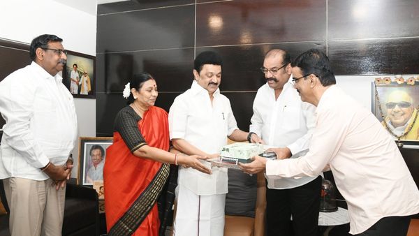 நெப்போலியன் மகனுக்கு கல்யாணம்.. முதல்வருக்கு நேரடியாக வழங்கப்பட்ட நிச்சயதார்த்த பத்திரிக்கை