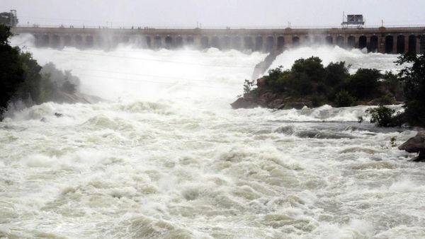 வெள்ள அபாய எச்சரிக்கை.. காவிரி ஆற்றங்கரையோரம் மக்கள் செல்ல வேண்டாம்.. அவசர உதவி எண் அறிவிப்பு!