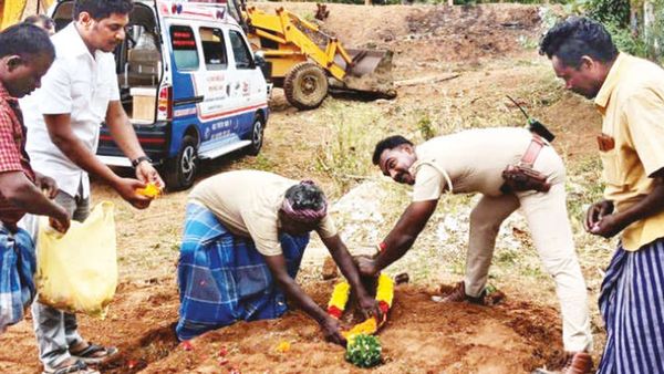 இதுதான் தமிழ்நாடு.. ஆதரவற்ற கன்னியாகுமரி கிறிஸ்தவ மதபோதகரின் உடலை அடக்கம் செய்த இந்து, முஸ்லிம்கள்