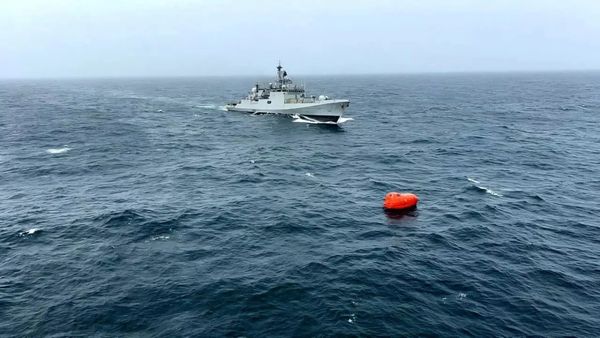 மாஸ் காட்டிய இந்திய கடற்படை கப்பல்.. ஓமன் கடலில் தத்தளித்த 8 இந்தியர்கள் மீட்பு.. என்ன நடந்தது?