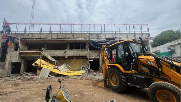 சென்னை பரங்கிமலை ஜிஎஸ்டி சாலையில் பல கோடி மதிப்புள்ள அரசு நிலம் மீட்பு.. கட்டிடங்கள் இடிப்பு