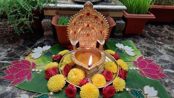 காமாட்சி அம்மன் விளக்கோ குத்துவிளக்கோ எந்தெந்த கிழமைகளில் தேய்க்கலாம்? விளக்கேற்றும் திசை எது?