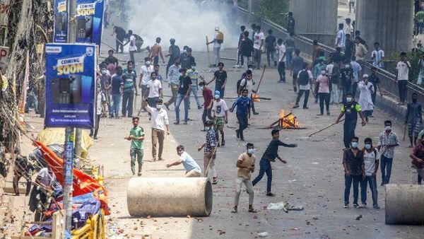 பற்றி எரியும் வங்கதேசம்.. இடஒதுக்கீடு எதிர்ப்பால் கடும் வன்முறை.. 32 பேர் பலி.. பிரதமர் தான் காரணமா?