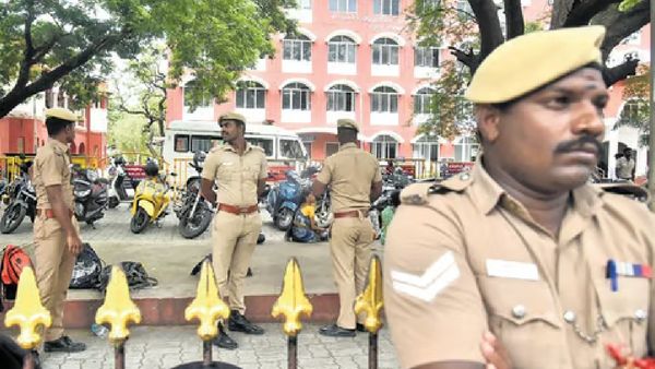 எழும்பூர் நீதிமன்றத்தில் வழக்கறிஞர்களிடையே சட்டை கிழியும் அளவுக்கு மோதல்! அதிரடி காட்டிய ஹைகோர்ட்