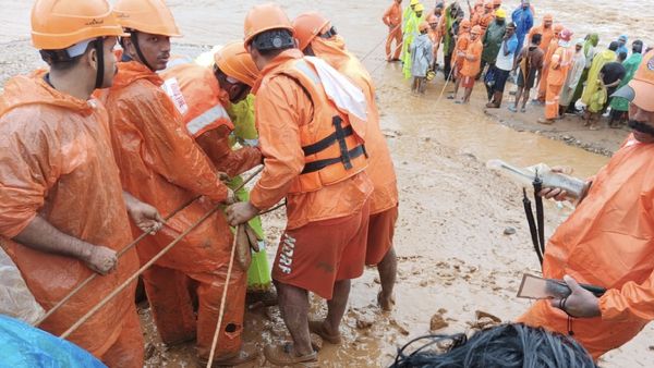 வயநாட்டில் எதிரொலிக்கும் கதறல் ஒலி.. பல உயிர்களை காவு கொண்ட நிலச்சரிவு! கேரளா விரைந்த என்டிஆர்எஃப்