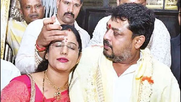 நெற்றியில் பொசுக்னு குங்குமம் வெச்சிட்டாரே? ஓஹோ அந்த அமைச்சரா? யாரிந்த பெண் பிரபலம்? பாஜக பார்க்குதே