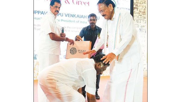 இதுதான் ஊமைக்குத்தா? காலில் விழுந்த ஓபிஎஸ்! வெங்கையா நாயுடு தந்த ‛அட்வைஸ்’.. கவனிக்க வைத்த வார்த்தை