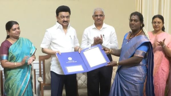 “சிறந்த திருநங்கை” விருது பெற்ற சந்தியாதேவி! வில்லிசையில் விழிப்புணர்வு.. வார்டு மெம்பர்! யார் இவர்?