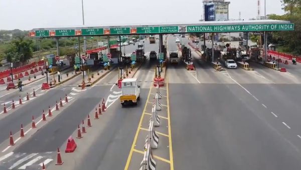 எதிர்ப்புக்கு பணிந்தது டோல்கேட் நிர்வாகம்.. கப்பலூர் சுங்கச்சாவடி முற்றுகை போராட்டம் தற்காலிக வாபஸ்!