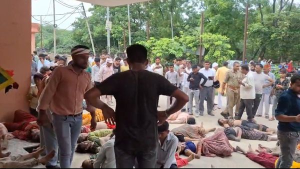 உ.பி ஹத்ராஸில் சாமியார் பிரசங்க நிகழ்ச்சியில் பயங்கர கூட்ட நெரிசல்.. பலி எண்ணிக்கை 122 ஆக அதிகரிப்பு!