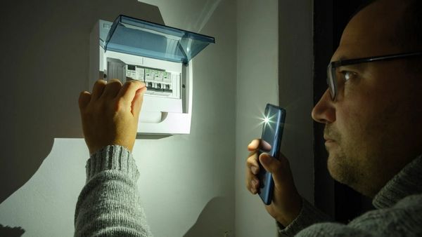 உங்க வீட்ல கரண்ட் போச்சுன்னா சீக்கிரமா வருவதற்கு யோசிக்காம இதை பண்ணுங்க!