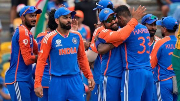 அடித்து நொறுக்கிய சூறாவளி.. ஒரு வழியாக தாயகம் திரும்பும் இந்திய அணி! டெல்லி வந்தடைவது எப்போது?