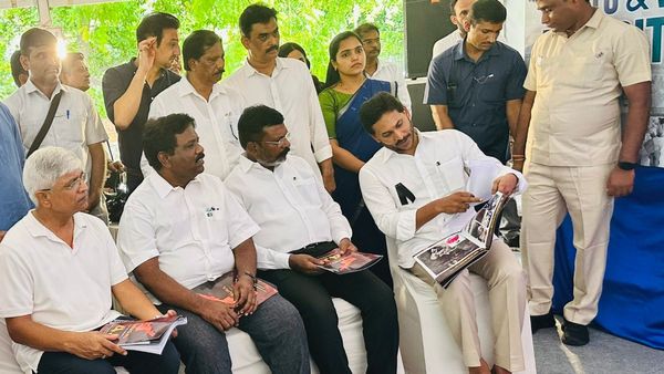 ஜெகன் இருக்க வேண்டியது இந்தியா கூட்டணியில்தான்.. டெல்லி போராட்டத்தில் நேரில் அழைத்த திருமாவளவன்!