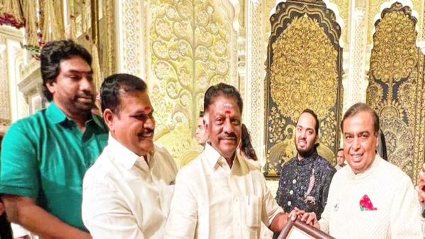 அலற விட்ட அம்பானி வீட்டுக் கல்யாணம்! அட்டெண்டன்ஸ் போட்ட ஓபிஎஸ்! கிஃப்டை பார்த்ததும் நெகிழ்ந்த முகேஷ்