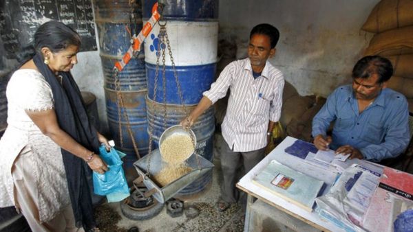 சர்க்கரை அட்டைதாரர்களுக்கு குட்நியூஸ்..ரேஷன் கார்டுகளில் மாற்றம் வருதா? லட்டு நியூஸ் யாருக்குபாருங்க