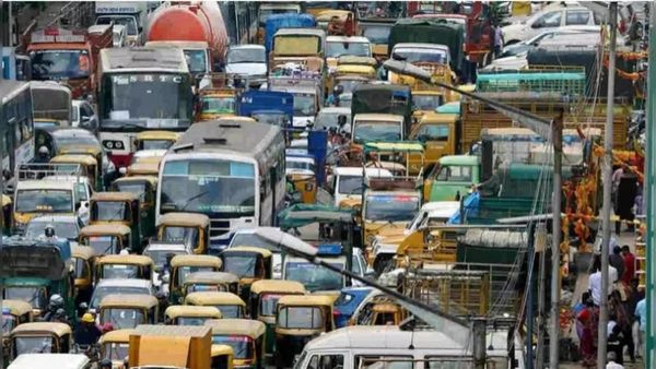 சென்னையை விட மோசம்.. பெங்களூரில் 5 கிமீ கடக்க 3 மணிநேரம்! மெயின் ரோட்லயே இப்படியா? நொந்த மக்கள்